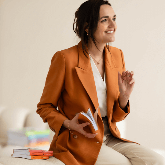 Founder Romée holding Compendium pockets