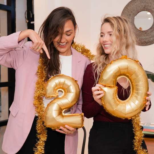 Founders Romée and Veerle celebrating 20K followers on Instagram