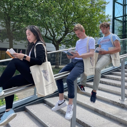 Students using the Compendium Geneeskunde pocket books during their medicine studies