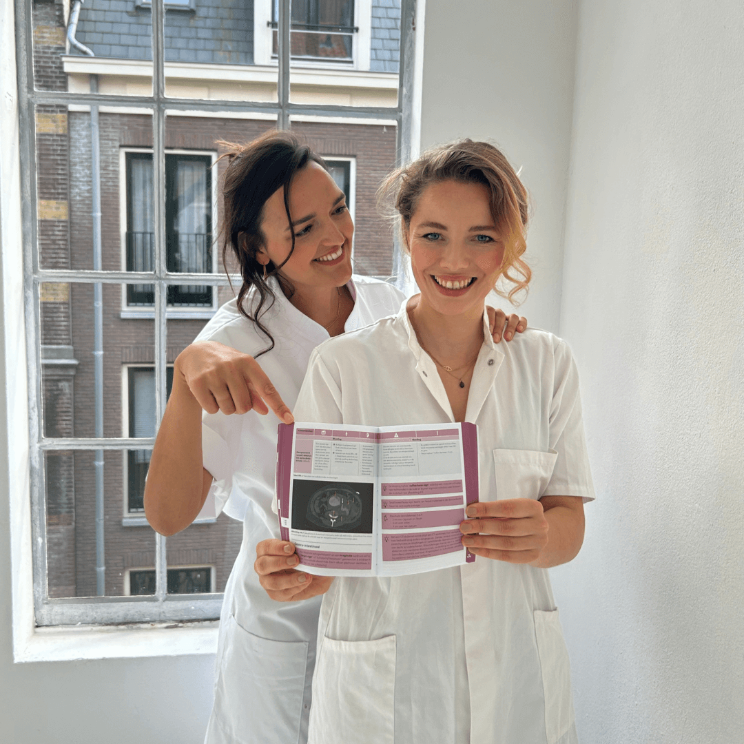 Founders Romée and Veerle with the Radiology book
