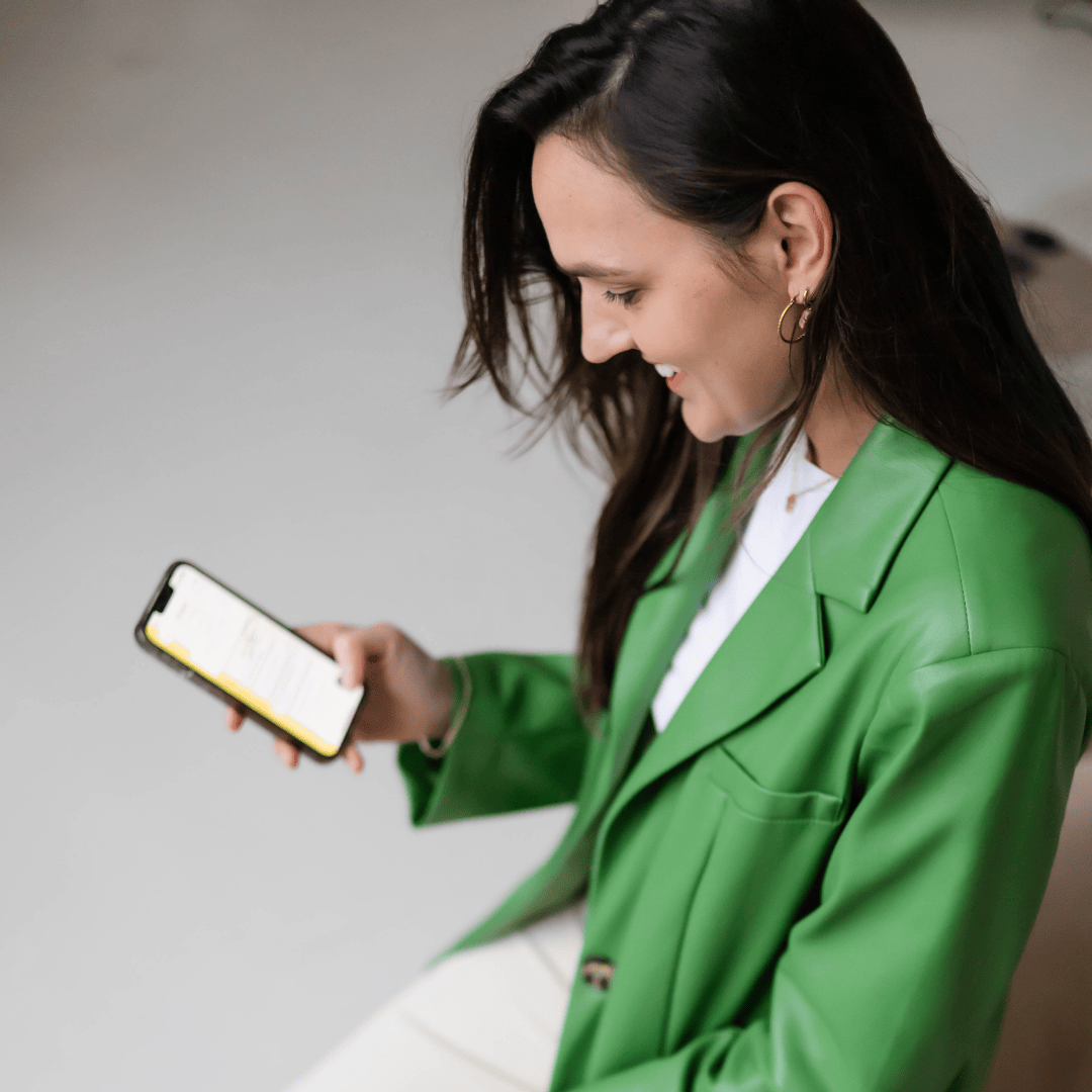 Romée with phone (Compendium app)