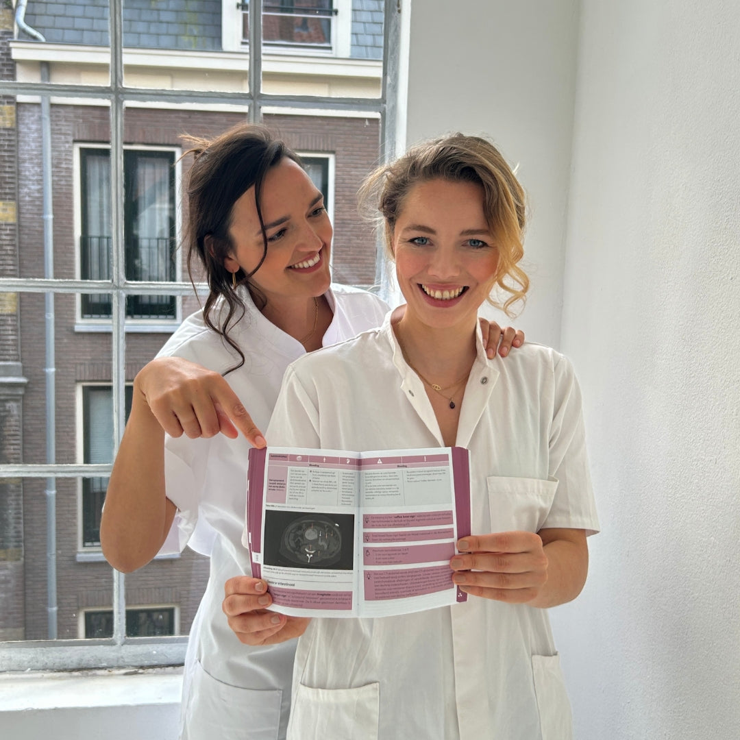 Founders Romée and Veerle with the Radiology pocketbook
